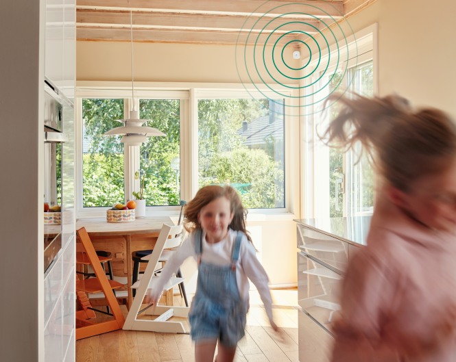 barn som løper på kjøkken og er trygge med brannalarm fra Homely