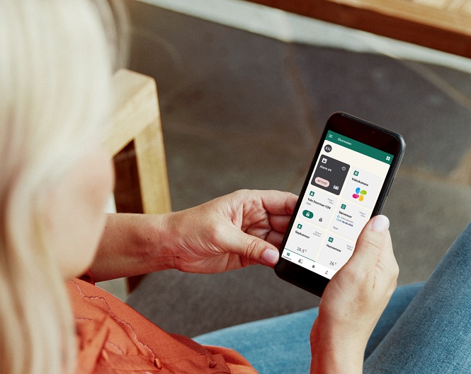 Dame ser på sin alarm fra homely i app