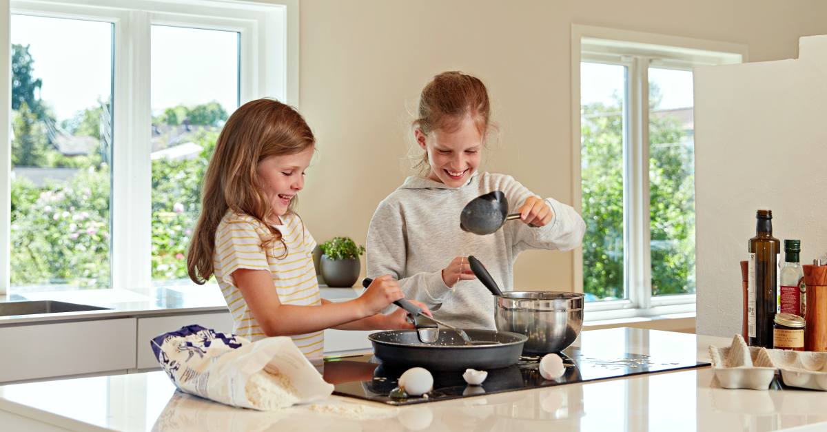 Barn lager mat med brannalarm som passer på
